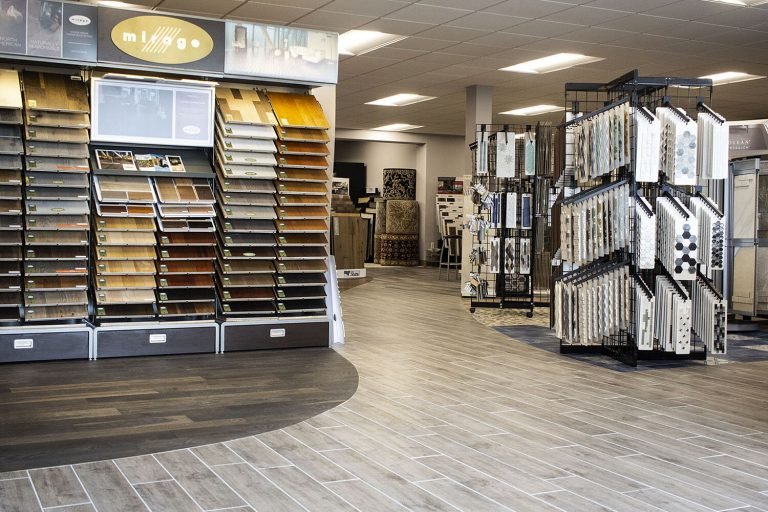 Vinyl flooring vs hardwood flooring ( what you should buy at the flooring store )