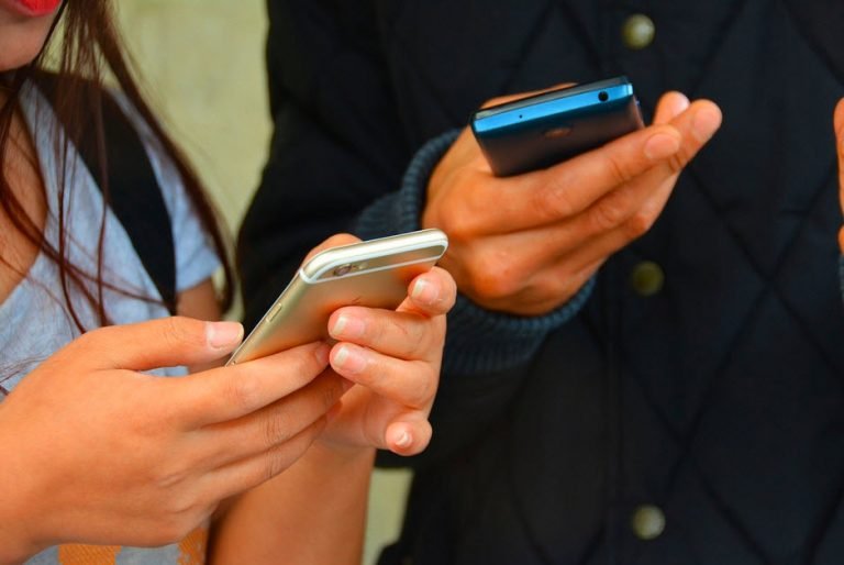 hack your girlfriend's text messages